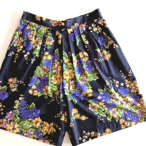 VTG Nouveau high-rise, pleated, tropical floral shorts. Medium.